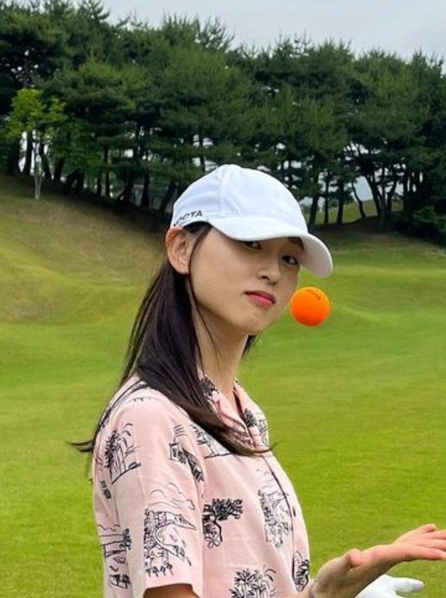 GEMISODA's tweet photo. ryu hyeyoung &amp; kim bum golf besties wearing the same nike cap what in the world https://t.co/ktfgLj4xYU