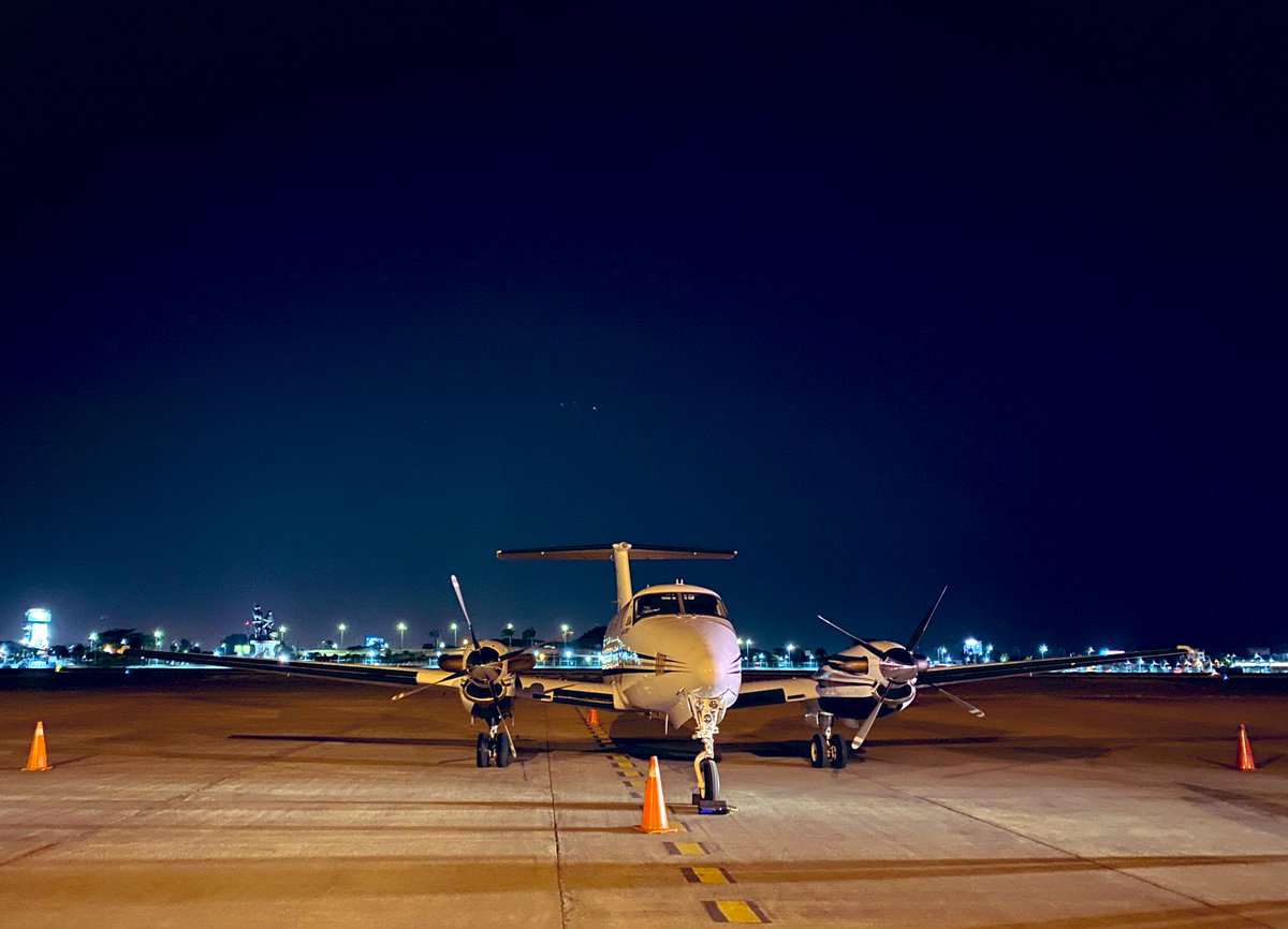 nuryveraa's tweet photo. Sintiendo la misma emoción al ver los aviones, así como la primera vez que pude pisar rampa🙌🏼✈️✨
#fascinada 🤩 https://t.co/PfMKZNSPbk