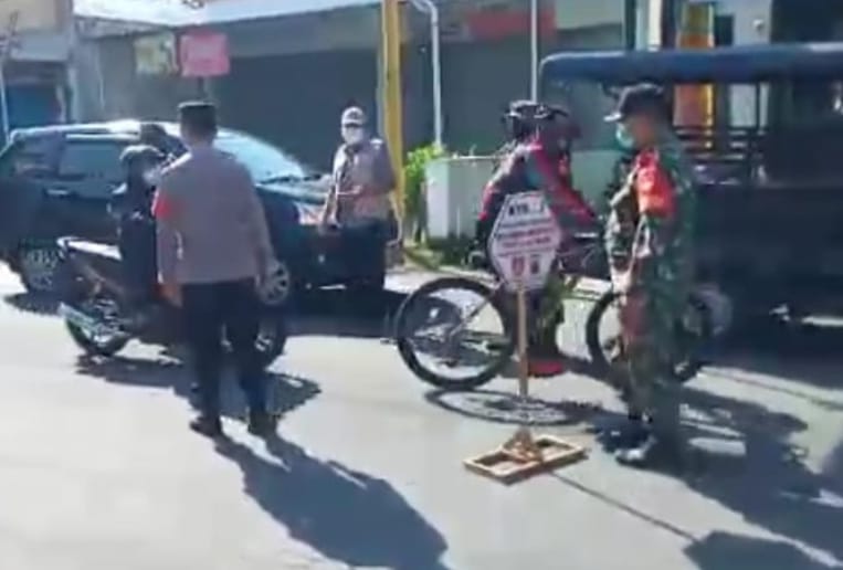 11Ngemplak's tweet photo. Terus mengingatkan warga...
3 Orang anggota Koramil 11 Ngemplak Dpp Sertu Sugianto bersama Tim Gugus Covid19 Kecamatan terus melaksanakan Yustisi Protokol Kesehatan dan bagi masker kepada warga agar selalu waspada agar Covid19 tidak muncul kembali di wilayah Ngemplak Boyolali. https://t.co/MQ3kVBrMHn