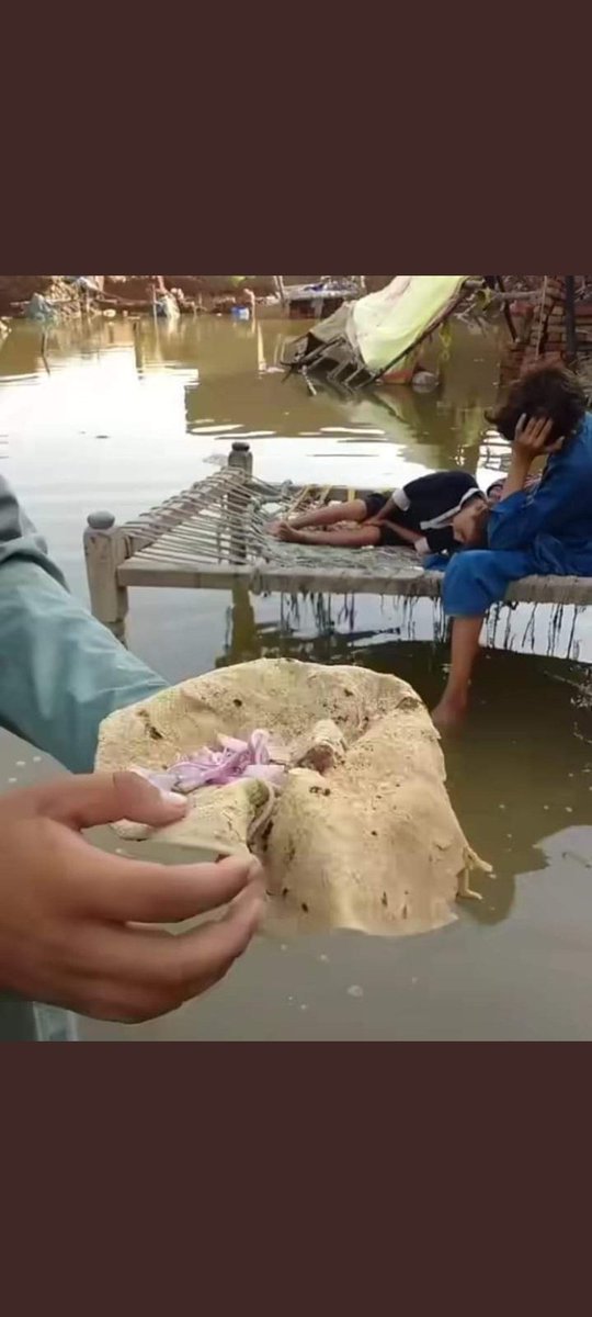 hisamrajar's tweet photo. منهنجي حالاتن حج ڪرڻ نه ڏنو، ٻه ويلن جي ماني جي تلاش نماز پڙھڻ نه ڏني۔ زندگي بک جي آڱر جهلي گذري۔۔
ڀلا جي هن دوزخ مان نڪتس ته تون وري هن دوزخ ۾ ساڙيندي ۽ پوء آئون تنهنجي انصاف تي وڏا ٽهڪ ڏئي تاڙيون وڄائيندس۔
#سنڌ 
#Sindhfloods2022 
#sindhneedsdisasterrelief https://t.co/qM0JfXlGe6