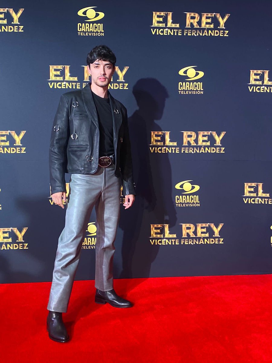 .<a href="/ReginaPavonOf/">Regina Pavón</a> y Sebastián Dante en la alfombra roja de la serie #ElReyVicenteFernández que estrena mañana en <a href="/NetflixLAT/">ɐɔᴉɹéɯɐouᴉʇɐ˥ xᴉlɟʇǝN</a> 🔥🇲🇽#ReginaPavón #SebastiánDante #BOOKAgencyMx #BOOKPR #TalentoBOOK