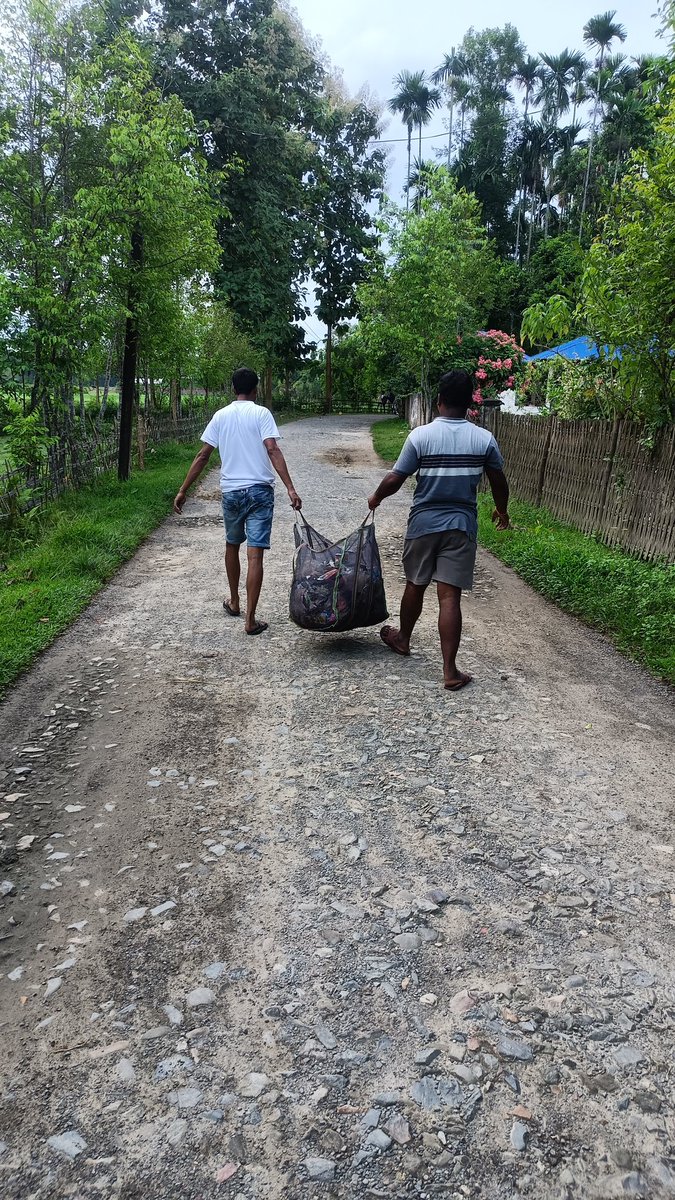 khound_pradyut's tweet photo. পুৱাতে ফটোখন ধৰাৰ বাবে ধন্যবাদ ৰিপন বৰা । 
@Mrinal_MLA 
#destinationkhumtai
#clining #SaveSoilSaveLife https://t.co/d7KZHpPtaH