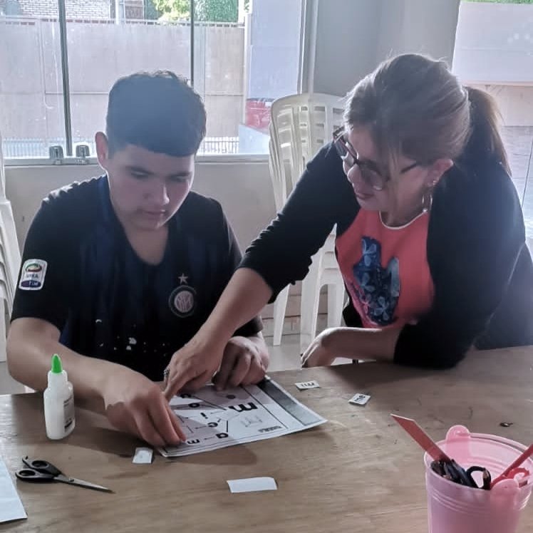 manularapy's tweet photo. 🧑🏻‍🏫 La profe Techy y su equipo te esperan todos los lunes, desde las 14 horas, en el salón La República para el taller de lectoescritura.

#ATodaMáquina 
#LaNuevaGeneración
#ManuLaraPresidente💪🏼🚩
#MaritoPresidenteANR 
#FuerzaRepublicana🚩 
#Lista3M https://t.co/GVsTHGunXh