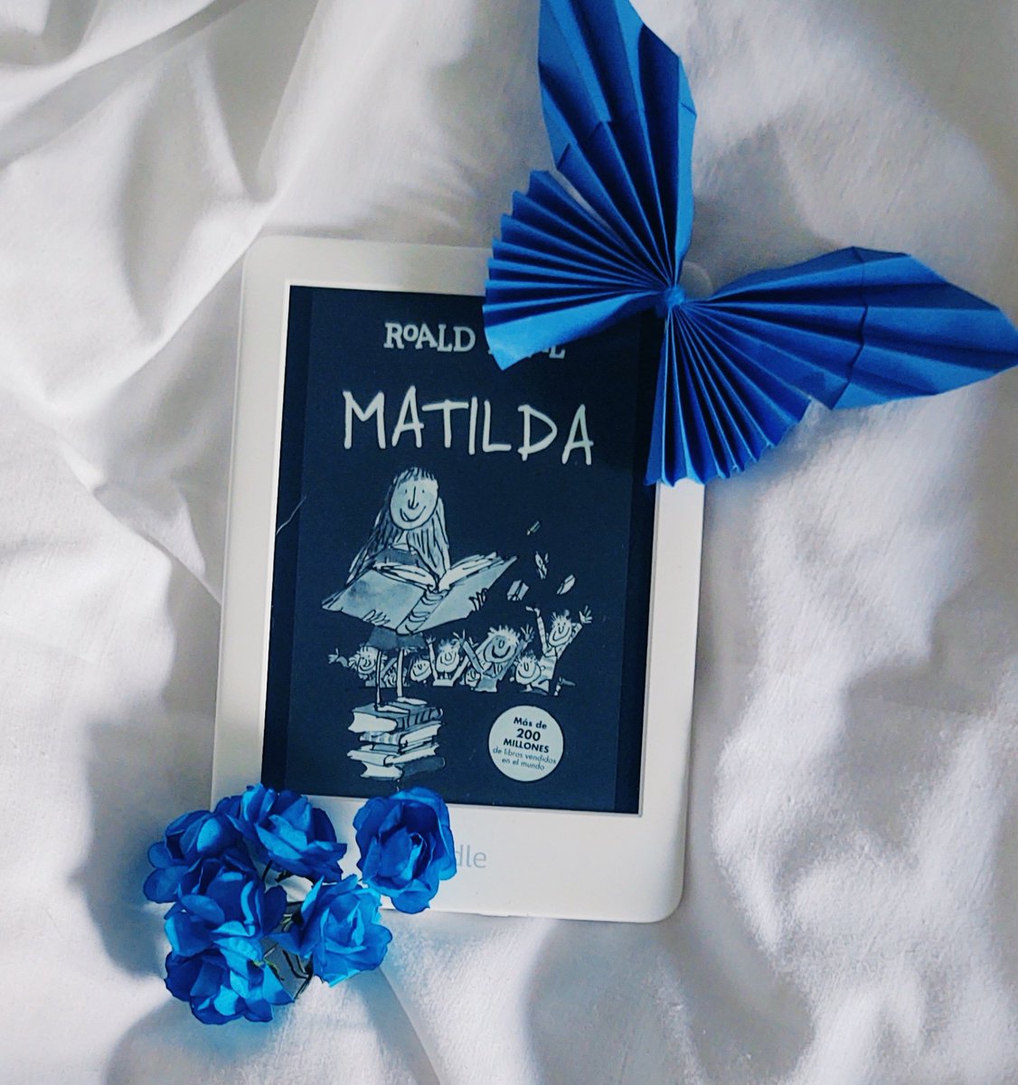 Lecturazul's tweet photo. Un día como hoy nace Roald Dahl 💙

Mundialmente conocido gracias sus obras Charlie y la fabrica de chocolates, Matilda y James y el melocotón gigante.

Puedes leer más aquí: https://t.co/mthrnBCZZI

#RoaldDahlDay #RoaldDahl #Libros https://t.co/5KB47K2n0H