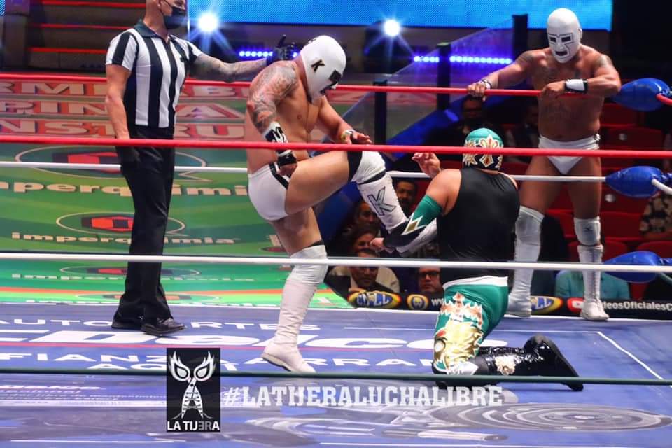 LaTijeraLucha's tweet photo. Gran reacción de los herederos del #CMLL, quienes a pesar de ser dominados por la #OlaBlanca tuvieron la chispa para doblegar a #EnfermeroJr, #DrKaronteI y #DrKaronteII; con grandes lances y castigos #OroJr, #SangreImperial y un ya asentado #ValienteJr dieron un golpe contundente https://t.co/LOzblrOEvl