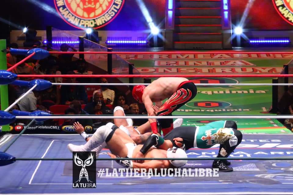 LaTijeraLucha's tweet photo. Gran reacción de los herederos del #CMLL, quienes a pesar de ser dominados por la #OlaBlanca tuvieron la chispa para doblegar a #EnfermeroJr, #DrKaronteI y #DrKaronteII; con grandes lances y castigos #OroJr, #SangreImperial y un ya asentado #ValienteJr dieron un golpe contundente https://t.co/LOzblrOEvl