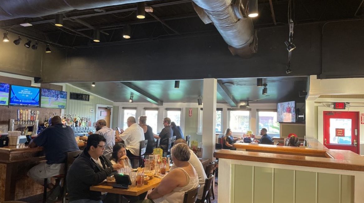 HeatherArcenea5's tweet photo. Raise what??!! #Raisethebar #Chilissouthpoint #growingsales #happyhour #makemoney 🌶❤️🌶 https://t.co/zGOLhUIYBe