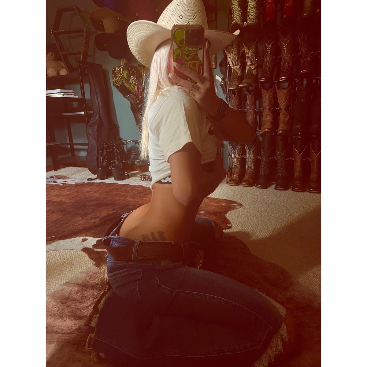 WranglerQueen's tweet photo. Retweet If You Love Girls With Back Dermal’s😈 https://t.co/RDxkhhZEwH
