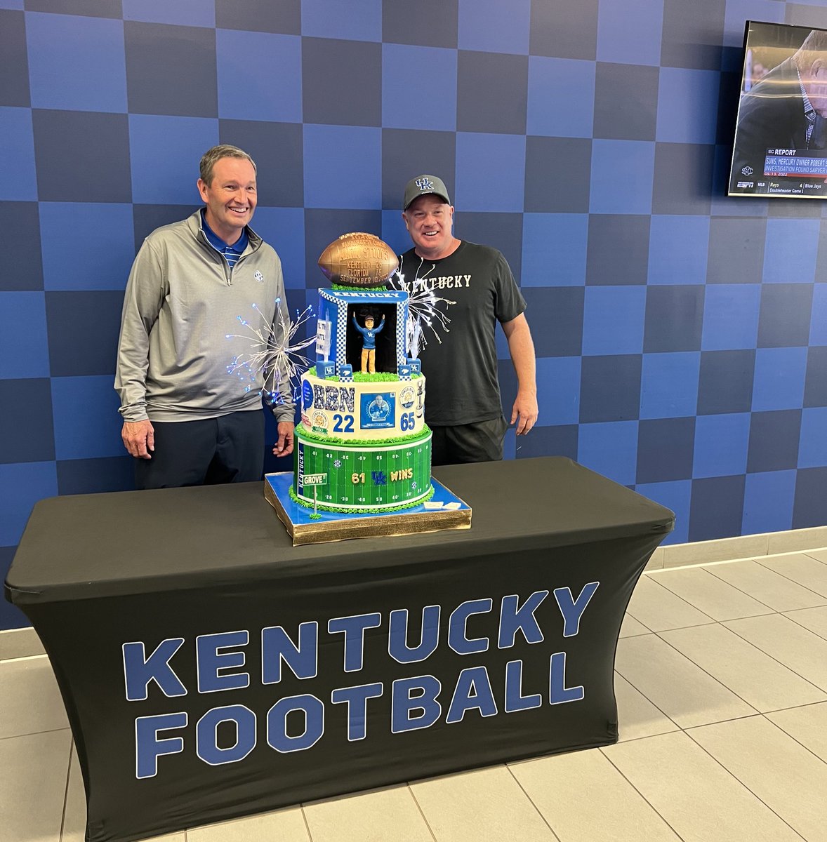 UK_KFund's tweet photo. ๐ Thatโs 6๏ธโฃ1๏ธโฃ wins, in case any one was wondering.
Weโre still counting and beyond grateful to be along for the ride with @UKCoachStoops and @UKFootball.
Special thanks #BBNโs own @BrandiRomines of #BakingImpossible for the amazing cake.
#InvestInBlue #WeAreUK https://t.co/PQG7pXQNhS