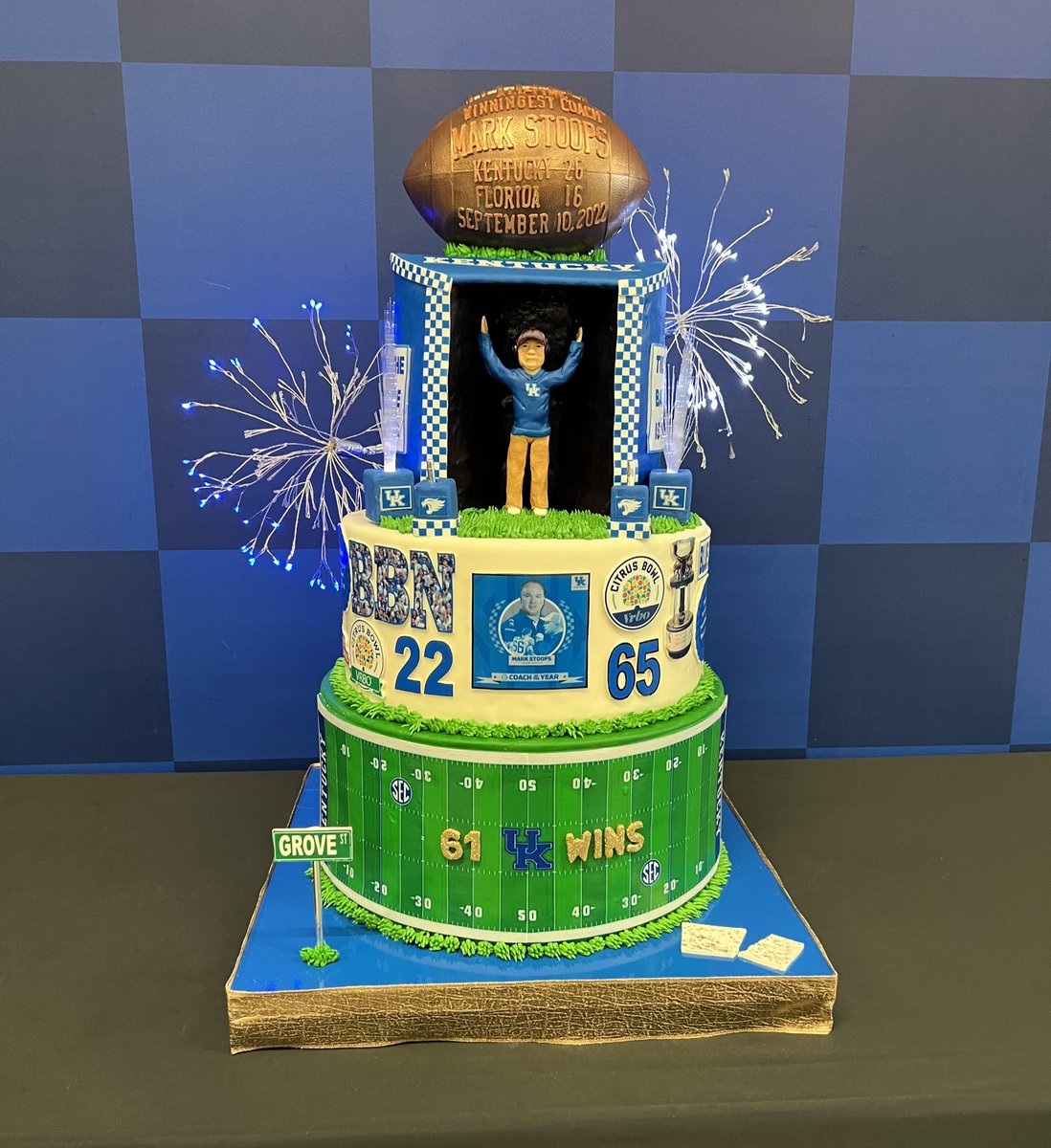 UK_KFund's tweet photo. ๐ Thatโs 6๏ธโฃ1๏ธโฃ wins, in case any one was wondering.
Weโre still counting and beyond grateful to be along for the ride with @UKCoachStoops and @UKFootball.
Special thanks #BBNโs own @BrandiRomines of #BakingImpossible for the amazing cake.
#InvestInBlue #WeAreUK https://t.co/PQG7pXQNhS