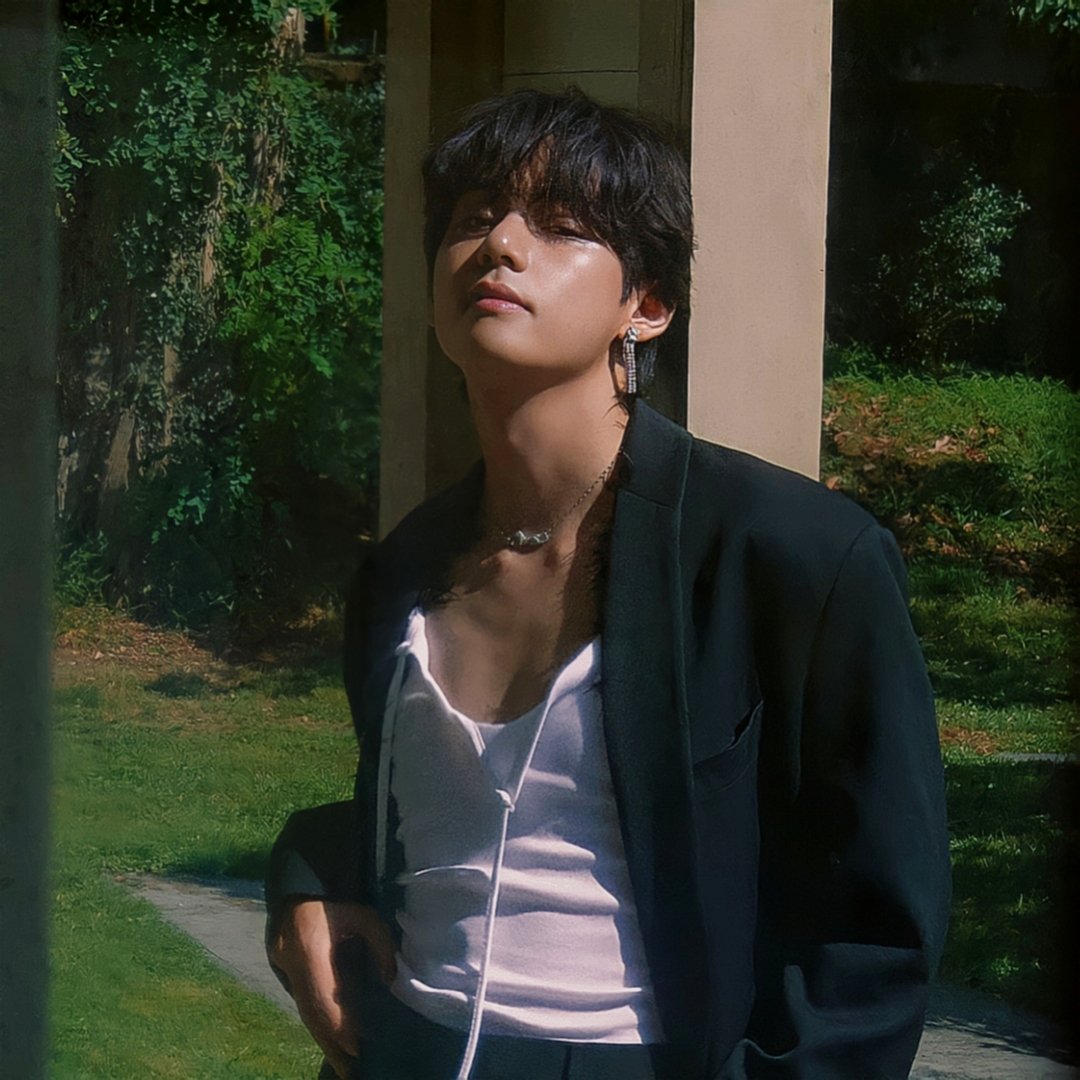 BIGHIT_INFO's tweet photo. 📸 V for Vogue Korea (October issue) https://t.co/CklESpvCHZ