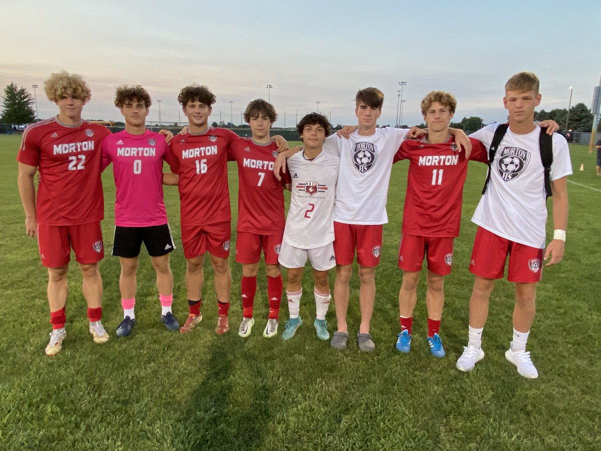 CentralILUnited's tweet photo. CIU guys from the Morton vs. Pekin and Washington vs. UHigh games. #UnitedWeRise https://t.co/ff3InQEzcX