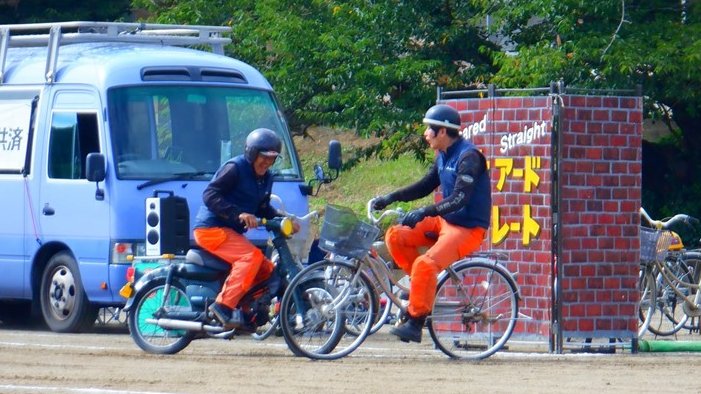 ibarakipolice's tweet photo. 【日立警察署からのお知らせ】
9月5日、県立日立工業高等学校にてスタントマンによる交通安全教室『スケアード・ストレイト』を実施しました。
迫真のスタントに交通事故の怖さが実感できました。
大切な命を守るために交通ルールを守って過ごしましょう。
 #茨城県警察 #日立警察署 #交通安全教室 https://t.co/bnDmbNyB3P