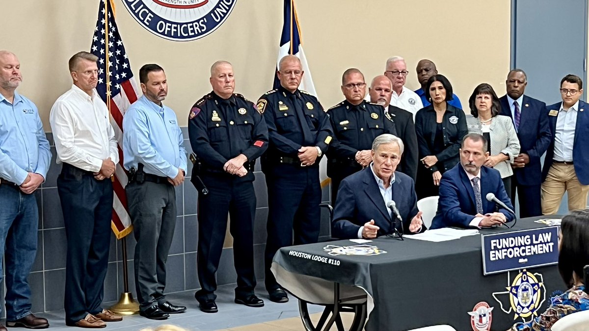 HPOUTX's tweet photo. Thank you to Governor @GregAbbott_TX, for meeting with local law enforcement leaders at the HPOU (FOP Lodge #110) union hall today. We were proud to host your #BackTheBlue press conference. Thank you for your continued support. #TexasStrong #Pray4Police #FundThePolice https://t.co/5vHzxL1KR9