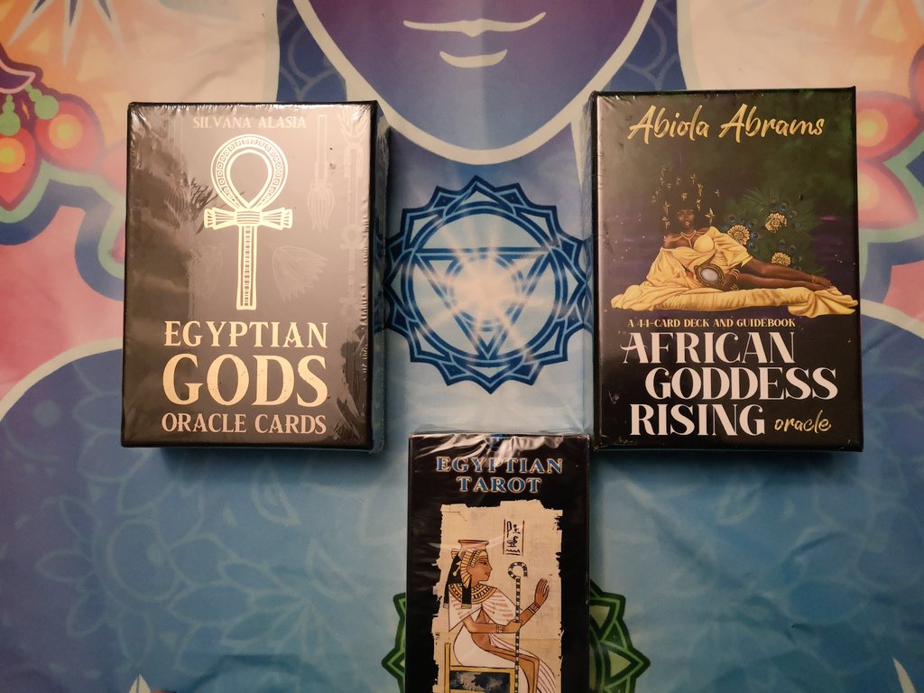 Vee__Writes's tweet photo. Anyway, my new babies arrived this evening 🙌🏿

Time to burn some frankincense resin on charcoal &amp; attune myself to their #FreQueency https://t.co/RhjQHpUhpb