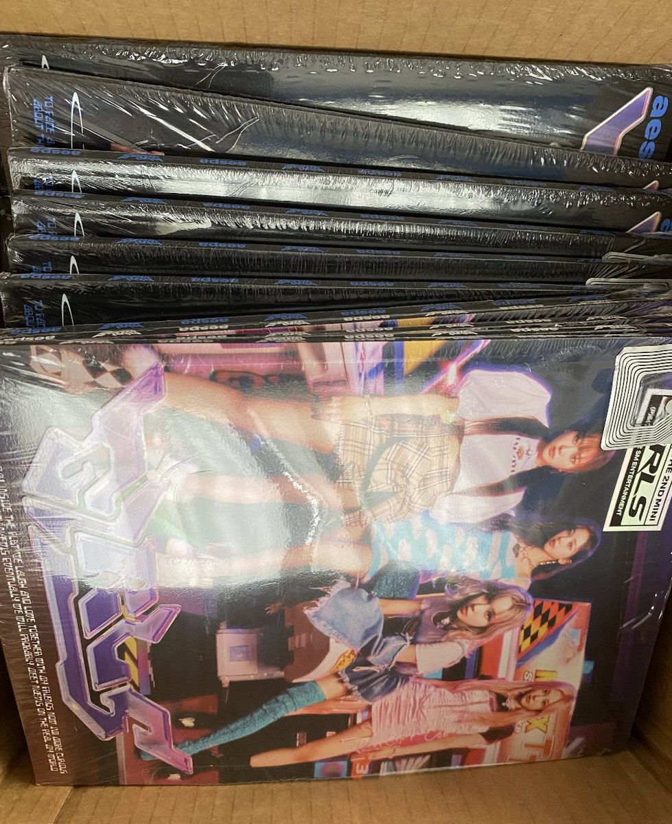 multiseoul's tweet photo. #MultiSeoulUpdates 
For those who joined the AESPA USA GO ☺️ (Albums and Deluxe boxes)

Please be patient in waiting for your arrival notice since we will send them individually instead and we will not use BCC since there were multiple issues with other emails sent via BCC https://t.co/A8O1MkfZs5