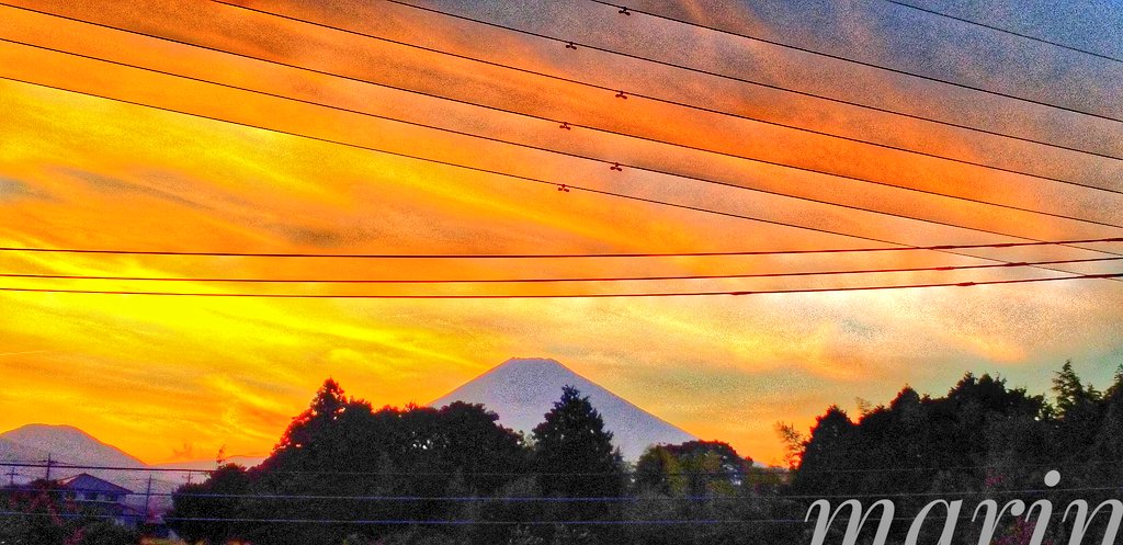 🗻富士山通信🗻 ❇水曜日❇ おはようございます☺ 先日の夕暮れ オレンジ色に 燃える空✨✨✨ 素敵な一日を おすごしくださいね🌈