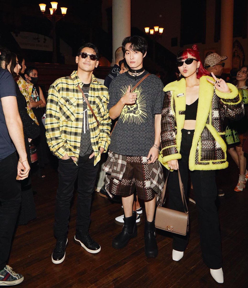 girlseayou's tweet photo. Chanyoung with Afgan and Isyana Sarasvati for Coach 2023 Spring/Summer Show in New York
🔗https://t.co/xaAktAm2eC

#CoachNY #CoachxChanyoung #CoachSpring23 #CoachSS23 #NewYorkFashionWeek #YoonChanYoung #Chanyoung #윤찬영 #尹灿荣 #NYFW #CoachFamily https://t.co/7ZZiVM8qpz