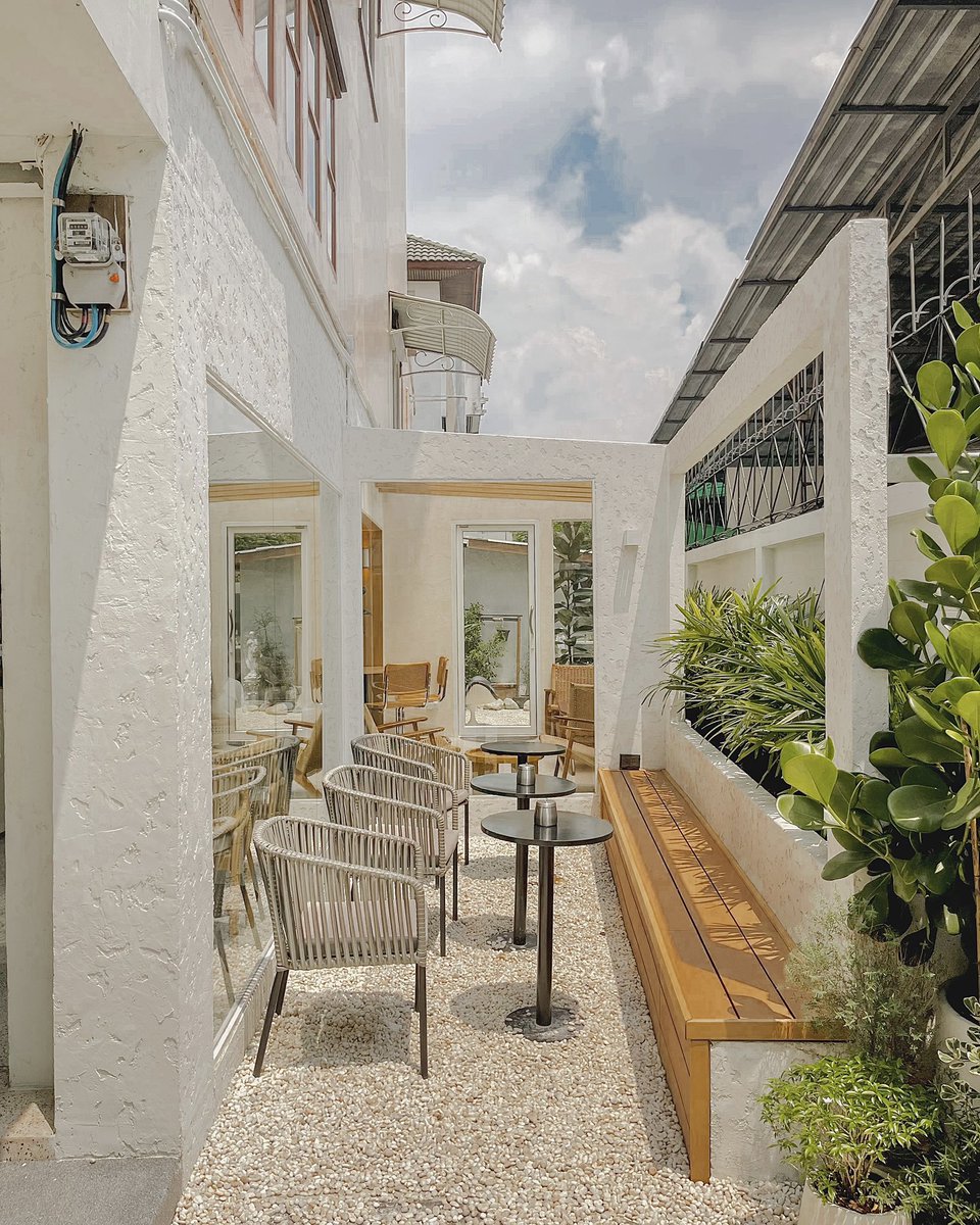 khunvee589's tweet photo. Donna Cafe &amp; Bistro นาคนิวาส46 ร้านสวยมาก แสงดีมาก กาแฟอร่อย มีอาหารด้วย จอดรถตามวัน ข้างถนน ปิดวันจันทร์ @aroii #อร่อยบอกต่อ #คาเฟ่ลาดพร้าว https://t.co/NHOIuuHjUs