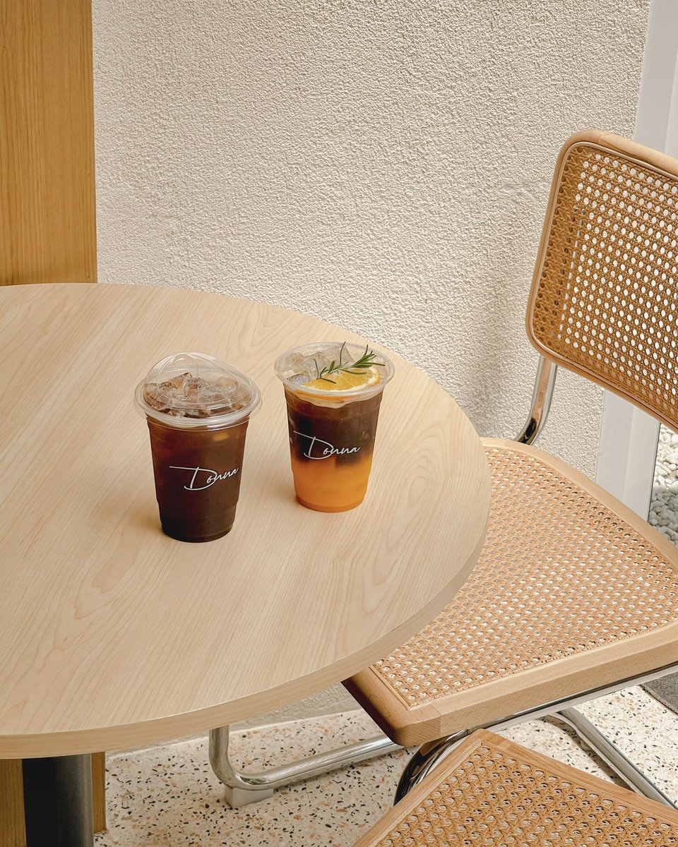 khunvee589's tweet photo. Donna Cafe &amp; Bistro นาคนิวาส46 ร้านสวยมาก แสงดีมาก กาแฟอร่อย มีอาหารด้วย จอดรถตามวัน ข้างถนน ปิดวันจันทร์ @aroii #อร่อยบอกต่อ #คาเฟ่ลาดพร้าว https://t.co/NHOIuuHjUs