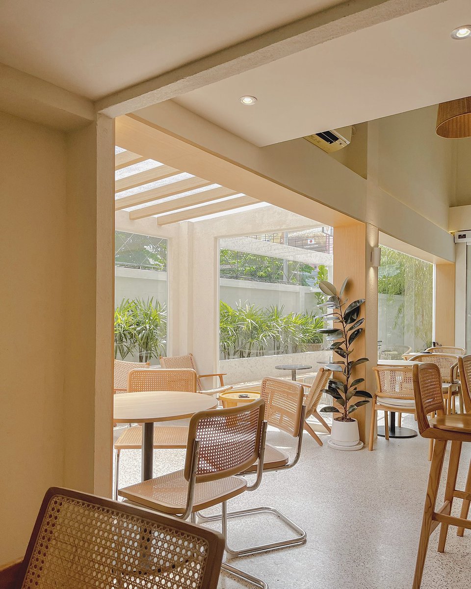 khunvee589's tweet photo. Donna Cafe &amp; Bistro นาคนิวาส46 ร้านสวยมาก แสงดีมาก กาแฟอร่อย มีอาหารด้วย จอดรถตามวัน ข้างถนน ปิดวันจันทร์ @aroii #อร่อยบอกต่อ #คาเฟ่ลาดพร้าว https://t.co/NHOIuuHjUs