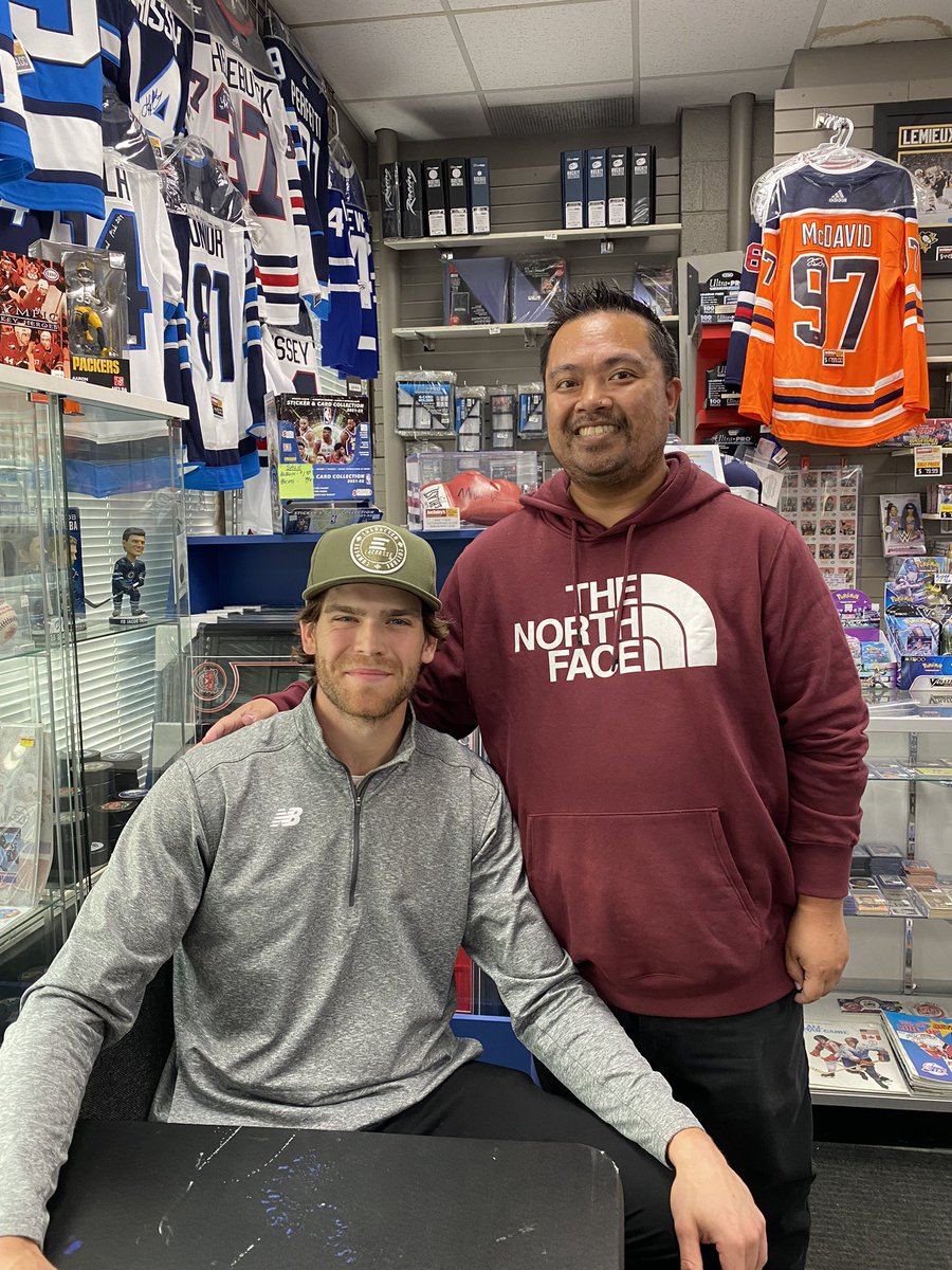 VincentDynamo's tweet photo. This was surreal. Still can’t believe it happened. I got to meet @ALowsyPlayer17 tonight. Thank you @JoeDaleySports for hosting the event. @NHLJets #gojetsgo #adamlowry. https://t.co/hKSt45MK8n