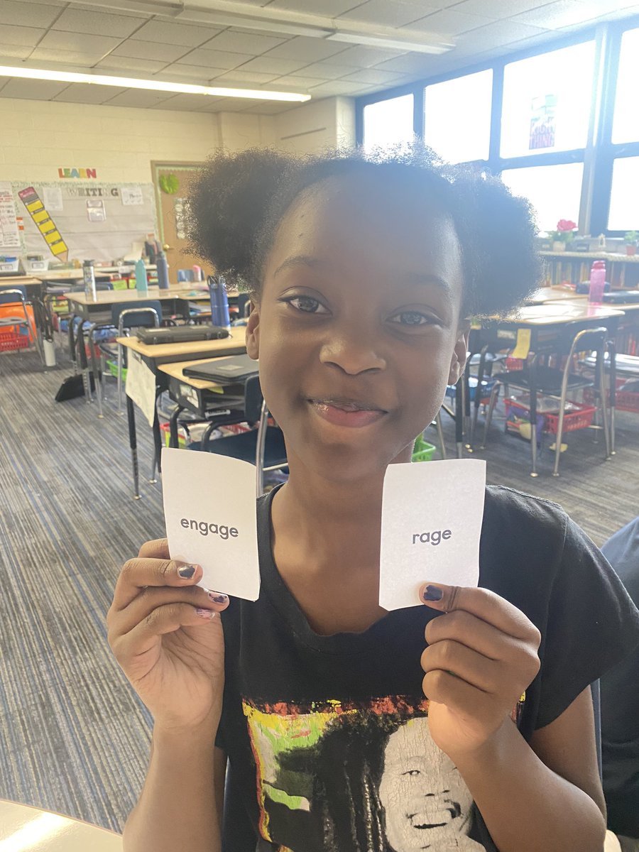 Word Study in action! Room 204 had loads of fun playing the game of concentration to identify ending consonant clusters that sound the same. Look at those smiling faces! #TogetherWeCan <a href="/sussman_howard/">Howard Sussman</a> <a href="/EllianEydis/">Ellian Eydis</a> <a href="/MarkTwainD63/">Mark Twain School</a>