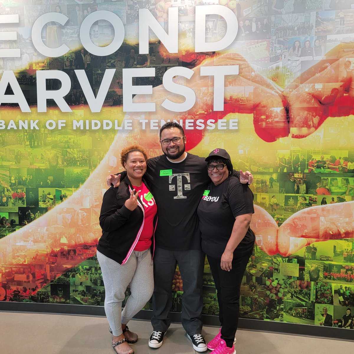 Great time with these two leaders making backpack meals for children of the Nashville surrounding area. Made 1,225 backpacks to feed over 4K kids. #BeMagenta #GiveBack #Fortunate <a href="/2HarvestMidTN/">Second Harvest Food Bank of Middle Tennessee</a> @KelsieTiffany <a href="/maugarza05/">Mau Garza 🇲🇽</a> <a href="/leslie_vickie/">Vickie Leslie</a>