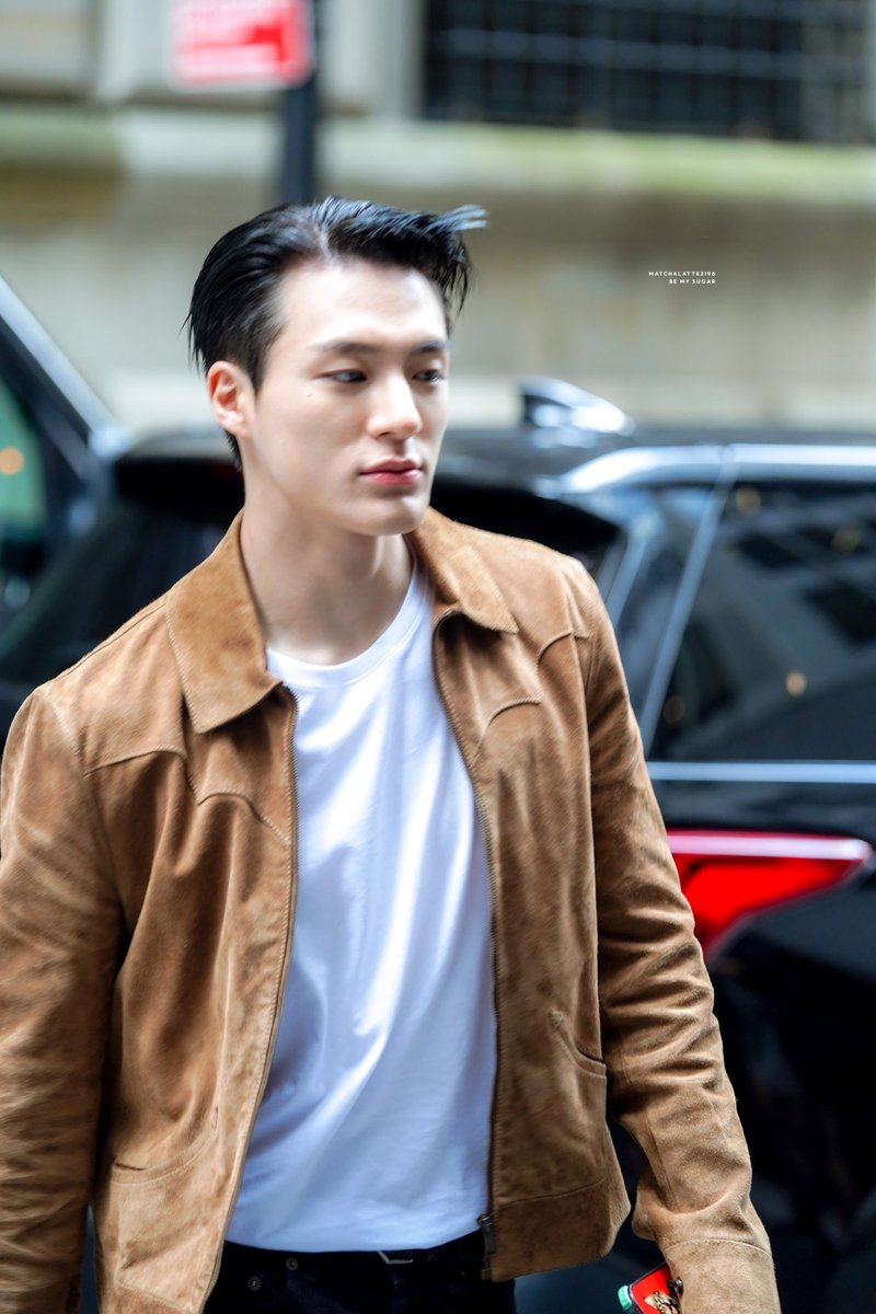 Shbohei's tweet photo. Black hair slicked back and white t-shirtt. My taste of man. https://t.co/FUG1H8CJeX