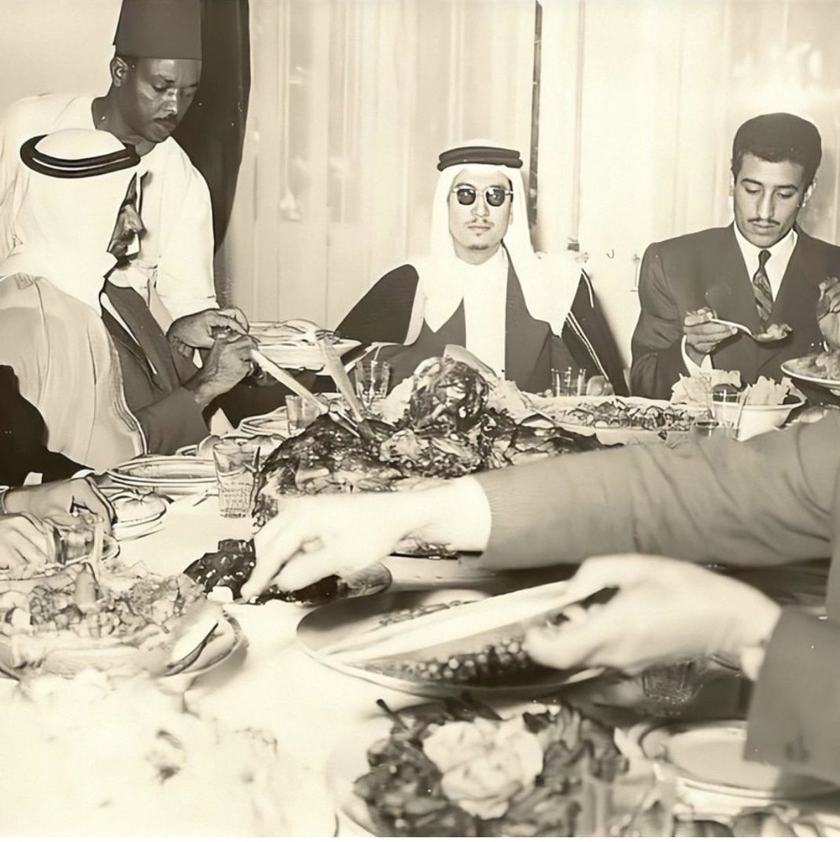 esamnhs22's tweet photo. من ذاكرة التاريخ المصور🌟
من اليمين👇
خادم الحرمين الشريفين الملك سلمان بن عبدالعزيز.
ثم الأمير عبدالمحسن بن عبدالعزيز
أمير منطقة المدينة المنورة من ١٣٨٥ إلي ١٤٠٥.
ثم الأمير عبدالله بن سعد السديري
وكيل أمير منطقة المدينة بمهام أميرها
من ١٣٥٥ إلى ١٣٧٩.
والصورة التقطت بمصر بعد ١٣٧٠ https://t.co/Qu2k5P1Hiy