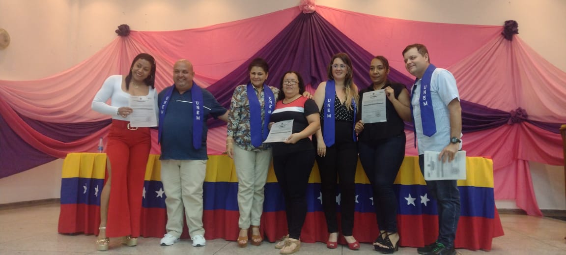 IpasmeUrea1's tweet photo. Hoy acompañamos acto de grado a docentes de formacion de la #UNEM Mpio Pedro María Ureña desde la Casa de la Cultura Don Andrés Bello @_LaAvanzadora @laraydv @Berzabethg1 @ZonaEducTachira @IpasmeOficial @PSUVTachira https://t.co/7mkaLsZv1Q