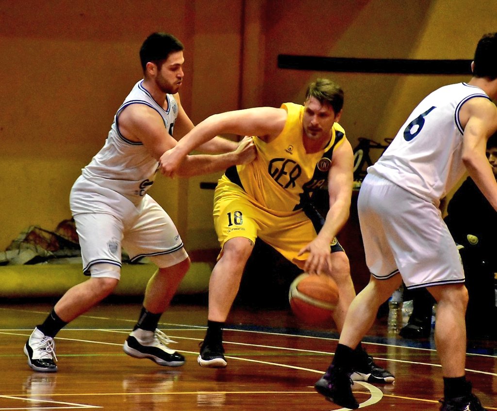 🏀 #SuperligaRosarina | Victoria en casa 

#Gimnasia 80 - #UniónyProgreso 76 

Por la elite local, el Mensana se quedó con un compromiso muy parejo. 

Goleadores
- Suárez 20 pts.
- J. P. Evangelista 19 pts.
- Capra 15 pts.
- Ettorre 15 pts.
- Chiana 11 pts.

📸 <a href="/JuanjoCavalcant/">Juanjo Cavalcante</a>