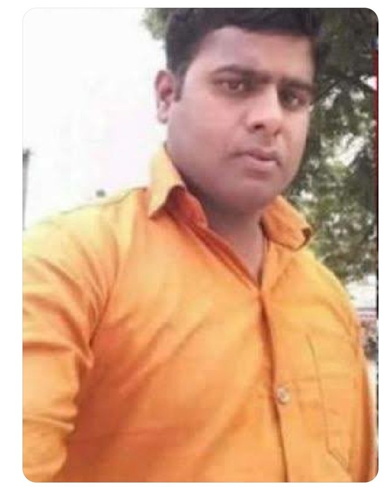 Aneeshyadavmp's tweet photo. पुष्पेंद्र यादव फेक एनकाउंटर मामले में इलाहाबाद हाईकोर्ट का बड़ा फैसला, पुलिसकर्मियों पर हत्या का केस दर्ज करने का आदेश दिए।
हत्यारे पुलिस ऑफिसर धर्मेन्द्र सिंह को फांसी होनी चाहिए।
#PushpendraYadav #FakeAncounterUPP
#JhansiPolice #Jhansi https://t.co/gBKl0YgzQ4