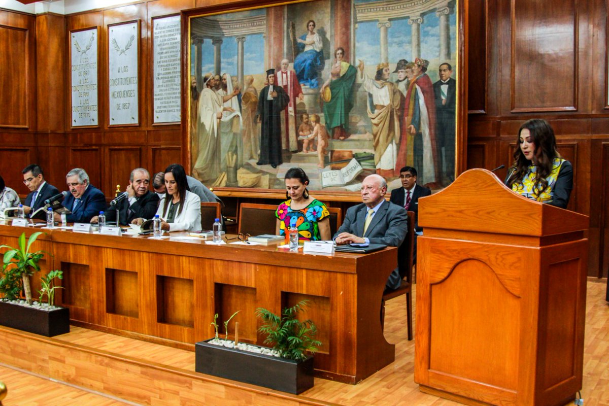 CODHEM's tweet photo. 💙 La presidenta de la #CODHEM 🙋🏻‍♀️🙋🏻 @MyrnaGarciaMx comentó la obra: “Revista de las Causas y Consecuencias de la Guerra Mexicana”, del autor #WilliamJay, en la Legislatura del Estado de México,  📚📜🇲🇽 https://t.co/DIbGsFLALr