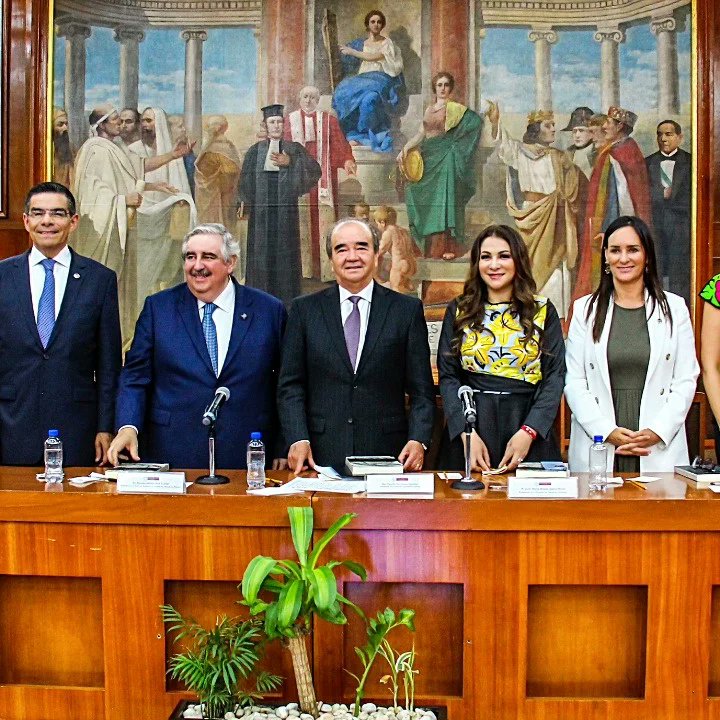 CODHEM's tweet photo. 💙 La presidenta de la #CODHEM 🙋🏻‍♀️🙋🏻 @MyrnaGarciaMx comentó la obra: “Revista de las Causas y Consecuencias de la Guerra Mexicana”, del autor #WilliamJay, en la Legislatura del Estado de México,  📚📜🇲🇽 https://t.co/DIbGsFLALr