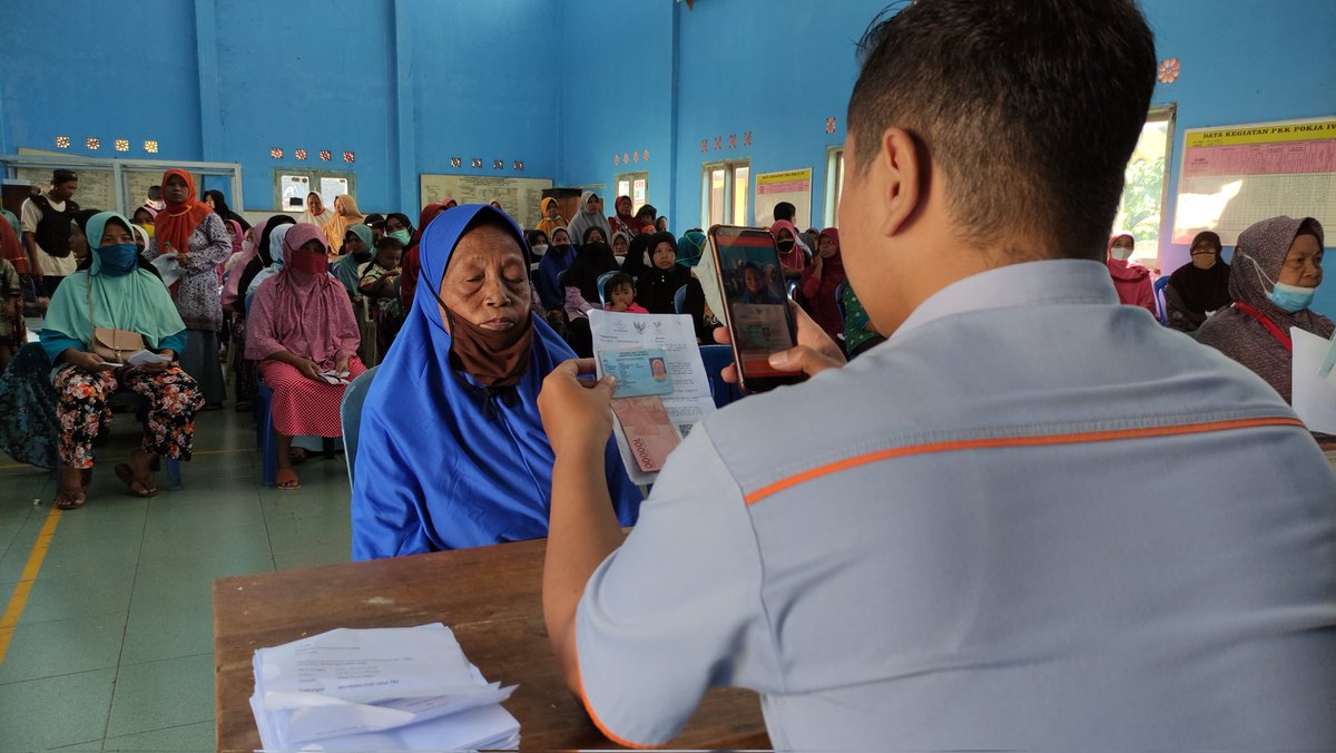 Pembagian BLT kompensasi kenaikan harga BBM kepada masyarakat desa Dagan, oleh Tim Kantor Pos Bobotsari, Purbalingga.
