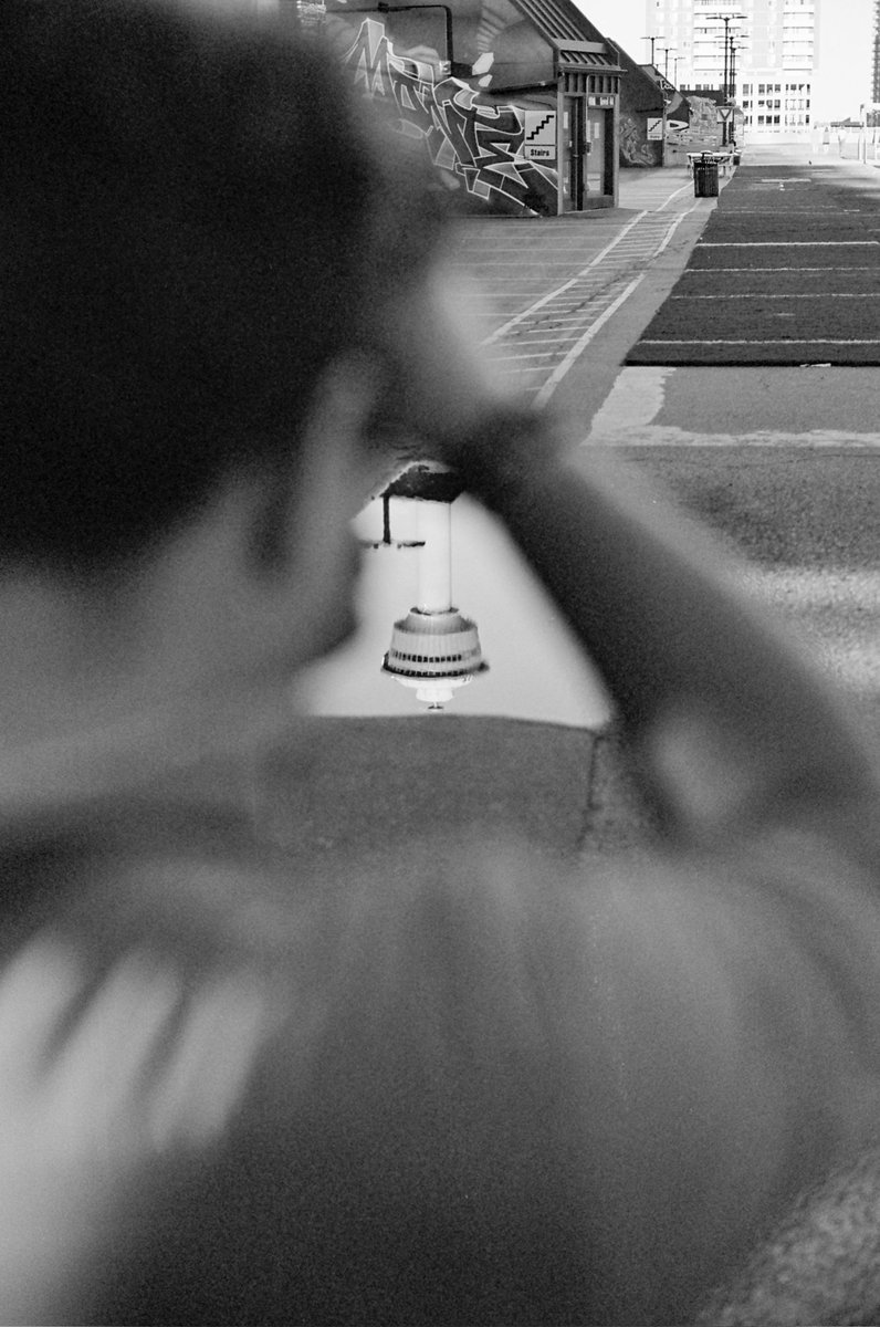 firedshutter's tweet photo. Where you least expect it.
-
📷 Minolta X-570
🔍 Minolta MD Rokkor 50mm f1.4
🎞 Ilford XP2 Super 400
.
#ilford #ilfordxp2 #ilfordxp2super #minolta #filmphotography #35mm #film #streetphotography https://t.co/9voSwrl7Sk