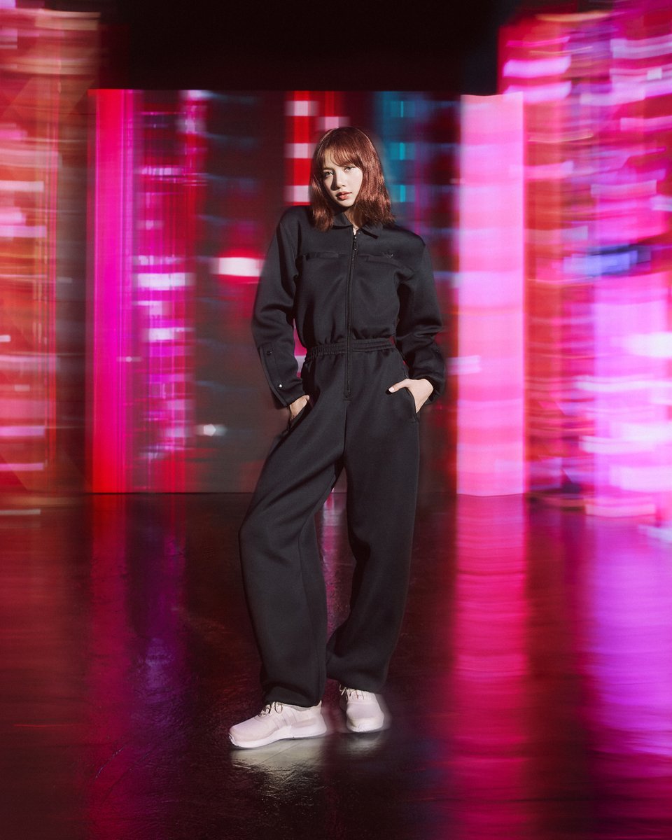 Originals_kr's tweet photo. CREATE NEW PATHS WITH LISA
⠀
이 거리의 열기를 더해줄
시크하게 완성된 리사의 스타일.
⠀
스텝마다 에너지를 선사하는 NMD_V3와
시선을 집중시키는 점프수트의 조화.
⠀
@BLACKPINK 
⠀
잠든 도시를 깨우다. NMD_V3
https://t.co/CLfFCyTjuw https://t.co/CqJuVWtVhW