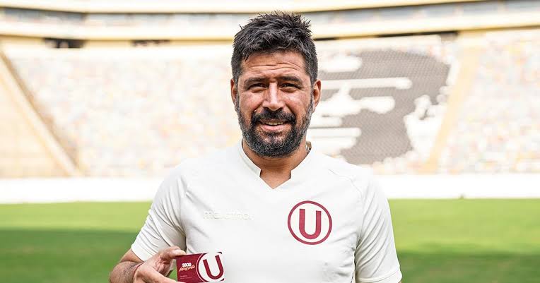 Decirles que la U ganó un hincha más conmigo. Lo viví desde adentro y hoy lo veo y lo palpito desde afuera. Le tengo un amor enorme al club. Me siento honrado de vestir esta camiseta y de haber sido campeón. Me siento tocado por Dios por todo lo que viví en la U.

Mauro Cantoro.
