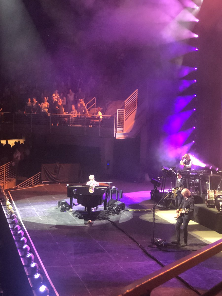 rokcon45's tweet photo. @eltonofficial @farewelltour amazing show 💕@ https://t.co/TnocIfelHp