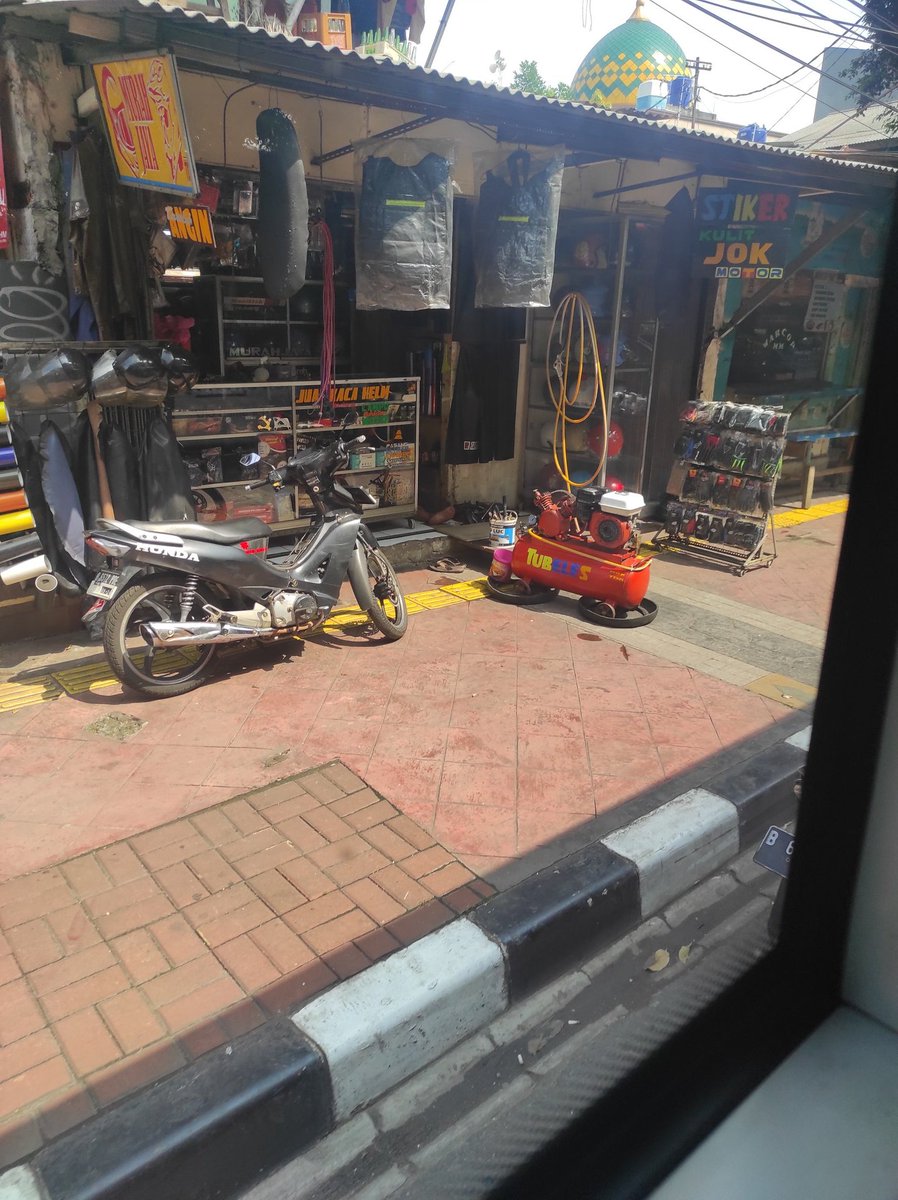 hilmitan's tweet photo. Pak @aniesbaswedan &amp; Pak @ArizaPatria sebelum purna tugas, tolong dibantu dibenahi. Jalur disabilitas yang sepatutnya tidak terhalang. Lokasinya di Jl Lenteng Agung sekitaran Universitas Pancasila arah ke Jakarta. Sekalian angkot ngetem juga ditertibkan Pak, bikin macet panjang. https://t.co/9UlCvzMCyc