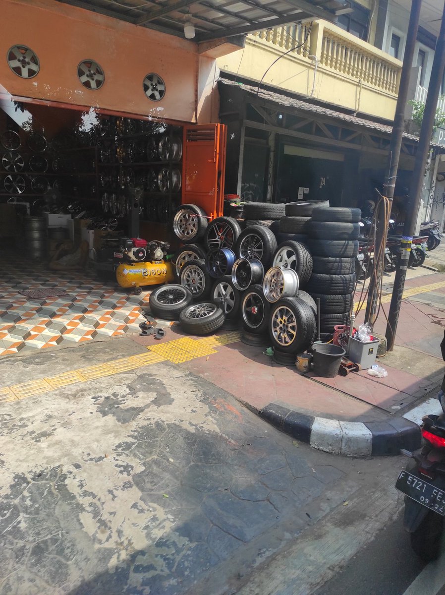hilmitan's tweet photo. Pak @aniesbaswedan &amp; Pak @ArizaPatria sebelum purna tugas, tolong dibantu dibenahi. Jalur disabilitas yang sepatutnya tidak terhalang. Lokasinya di Jl Lenteng Agung sekitaran Universitas Pancasila arah ke Jakarta. Sekalian angkot ngetem juga ditertibkan Pak, bikin macet panjang. https://t.co/9UlCvzMCyc