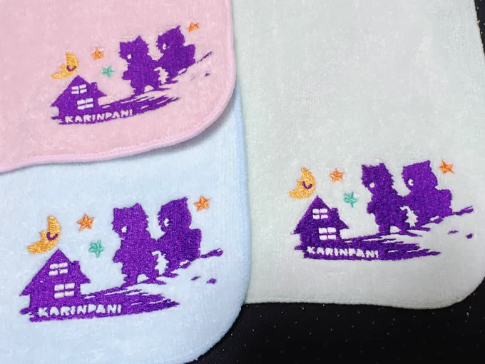 刺繍ハンカチのお礼追加分と頒布分届きました色違いもかわいい…今回窓に蓄光の糸を使用したので、暗いところでひかる…はず!前に頼んだ時は多分なかった糸だと思うんだけど、私が気づかなかっただけかなあとポスターも届いたぞ 