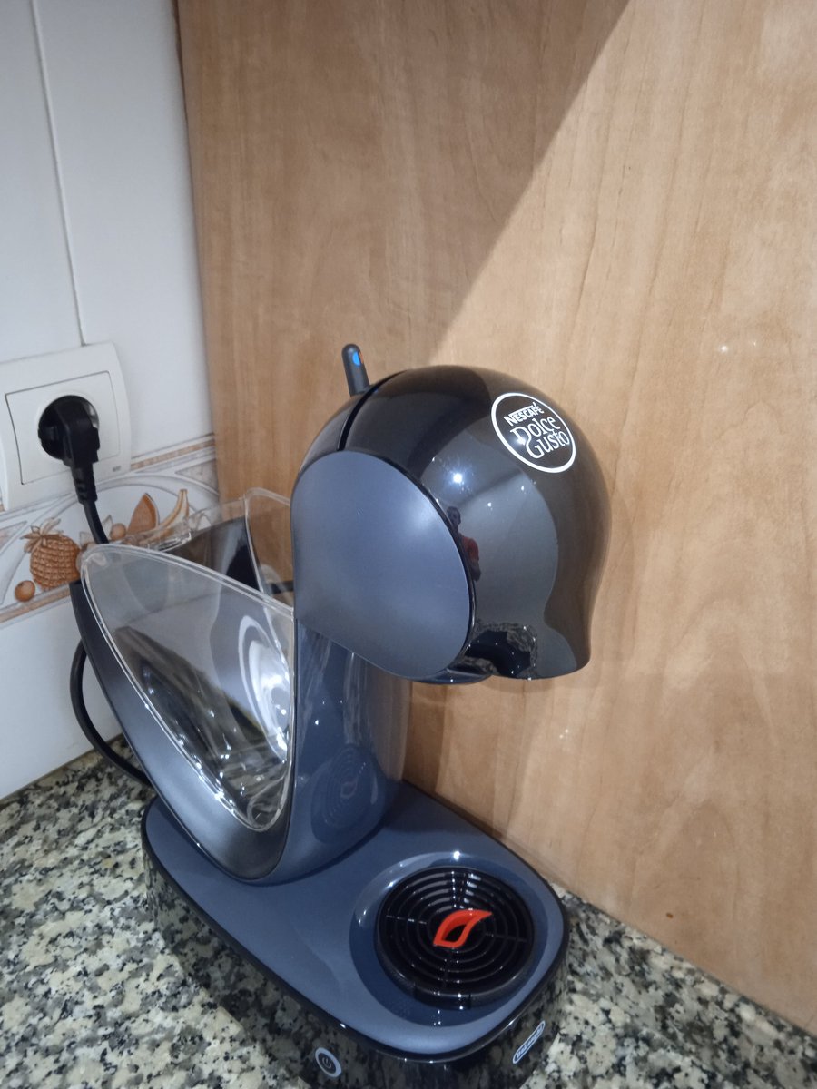 Pablo98192300's tweet photo. Buen día ! Estoy muy contento, cafetera nueva , no es que quiera hacer publicidad a #delonghi #nescafė #dolcegusto , pero gracias por el regalo !!!! https://t.co/d2rLYD5nCi