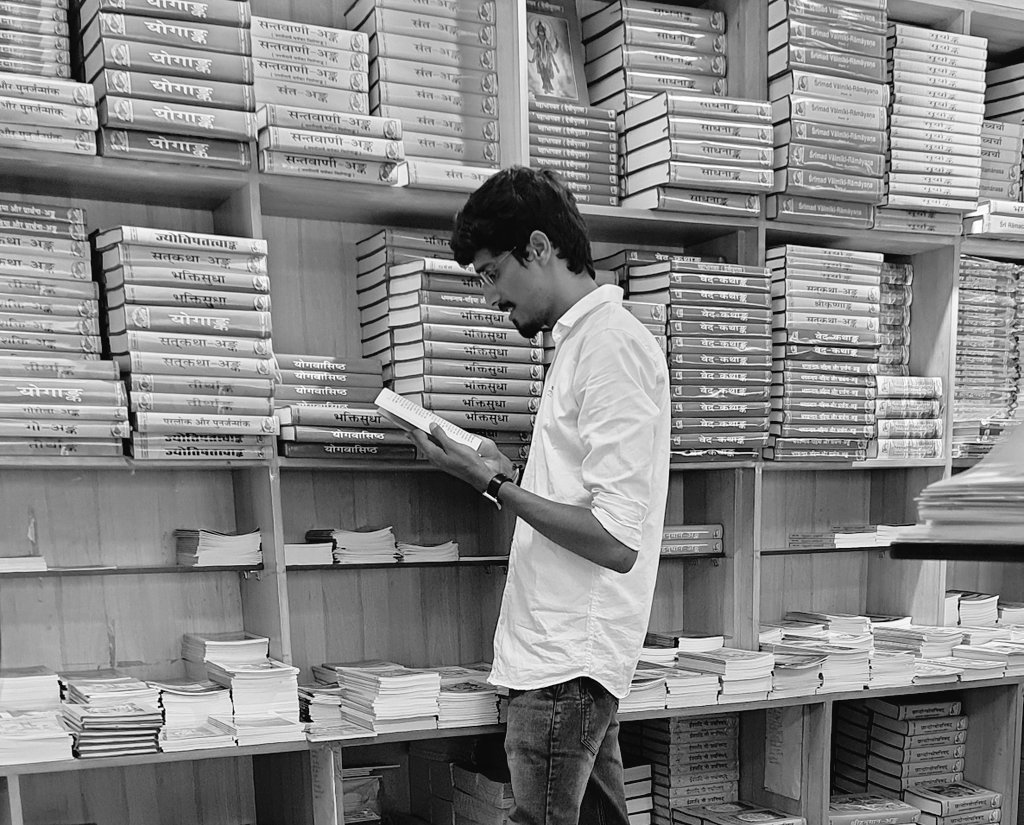 बाकी भाषा को मैंने महज किताबो में रखा,
हिंदी को  सब जगह अपने भावो में रखा।❤️

#हिंदी_दिवस #हिंदी_दिवस2022