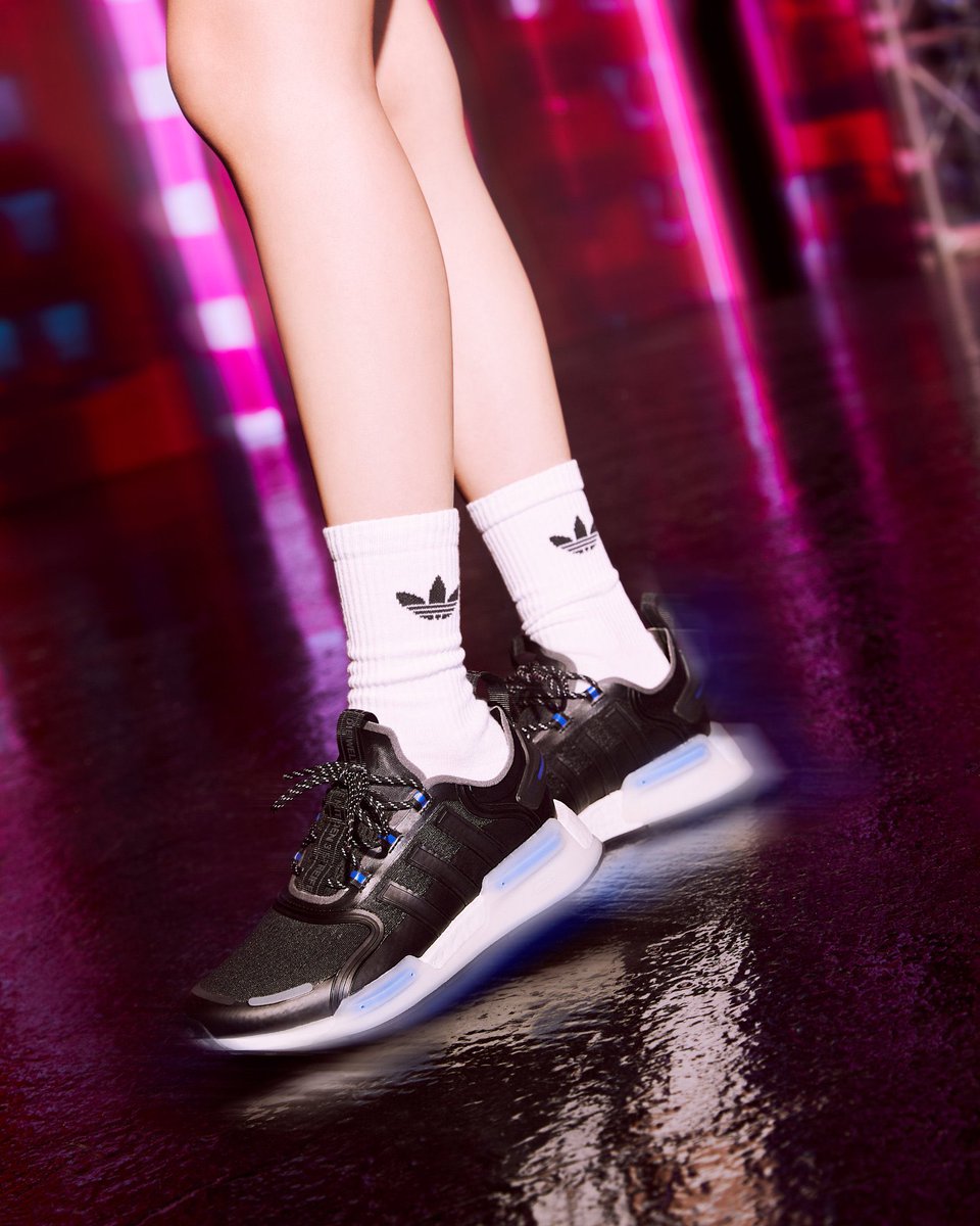 KIIMJENNlE's tweet photo. Here I am, building yet another new road with Adidas that got me magnificently dressed up, fully living for the streets and comfortable casual styles. I am well prepared to enjoy the season in the most fashionable way thanks to the neon lights that are scattered across the area. https://t.co/iiKAiiUhhh