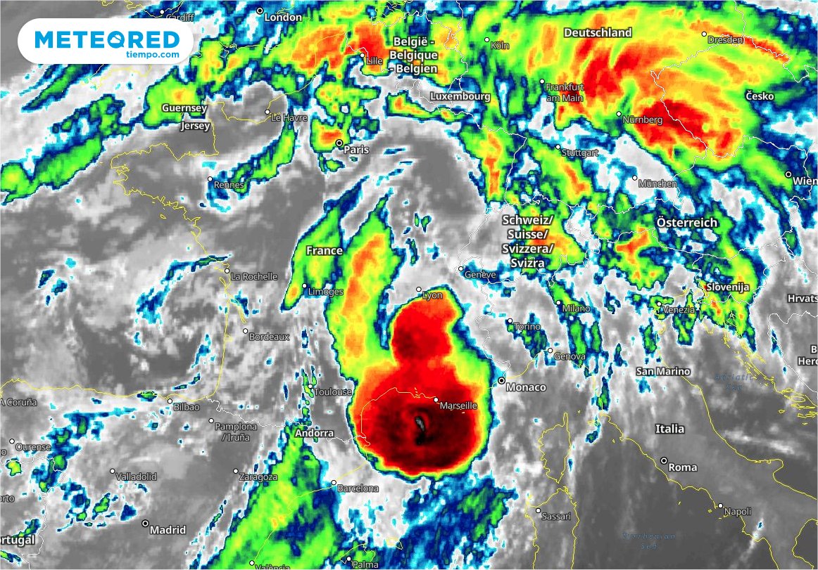 Spectaculaire système convectif, né dans la nuit au nord-est de l'Espagne, qui circule ce matin au large de la Provence (avec un QLCS qui a tendance à devenir arqué en abordant le Var). #orages 