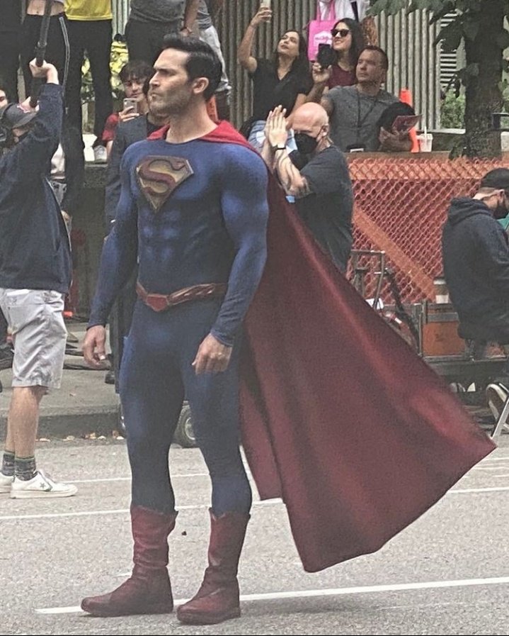 TheDC_Syndicate's tweet photo. First look at @tylerhoechlin in new suit for #SupermanAndLois Season 3 https://t.co/OYP9orQzeJ