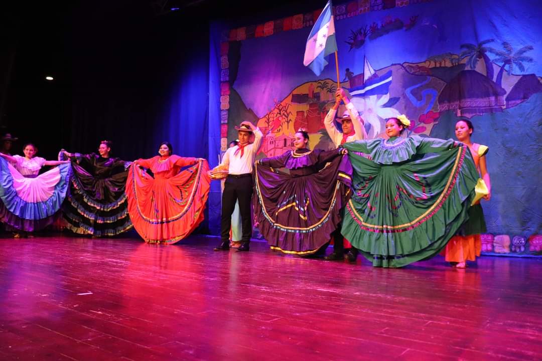 CCSsps's tweet photo. Con el objetivo de fomentar la cultura y los valores cívicos, los estudiantes del CCS conmemoran el 201 aniversario de independencia.

Encuentra más fotos aqui:https://t.co/0gr3phPNaL

¡Feliz aniversario de independencia! https://t.co/1QOrDWYfrl