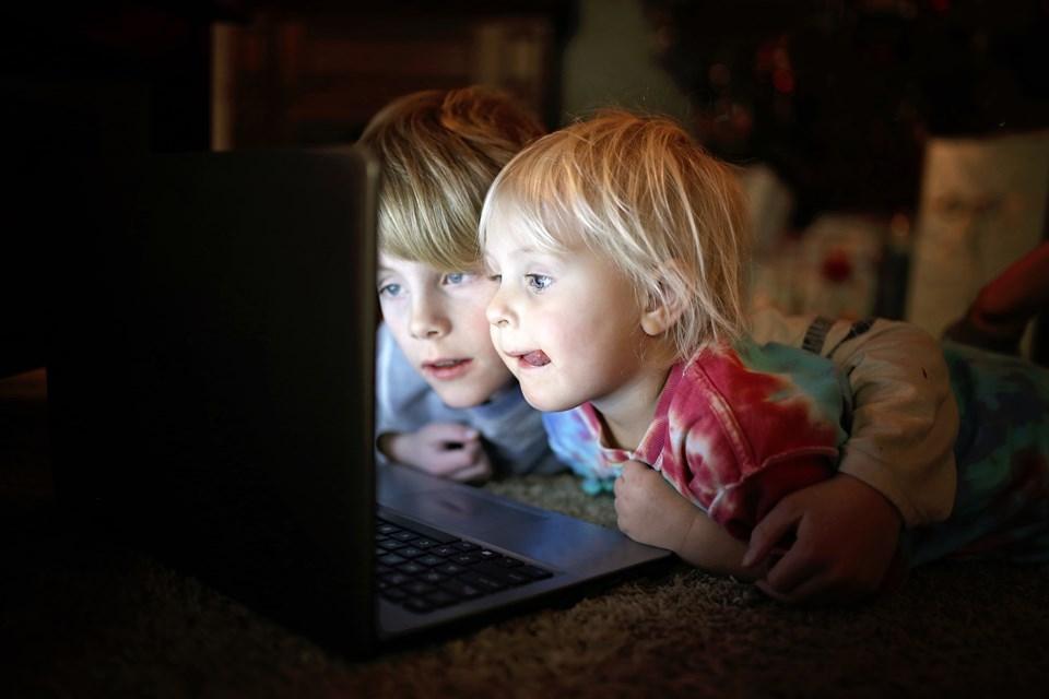 EYEearlyEd's tweet photo. Screen-time and under fives #EYFS #TeamEC https://t.co/QwfFGxlw64 https://t.co/UKzC6gqZUW